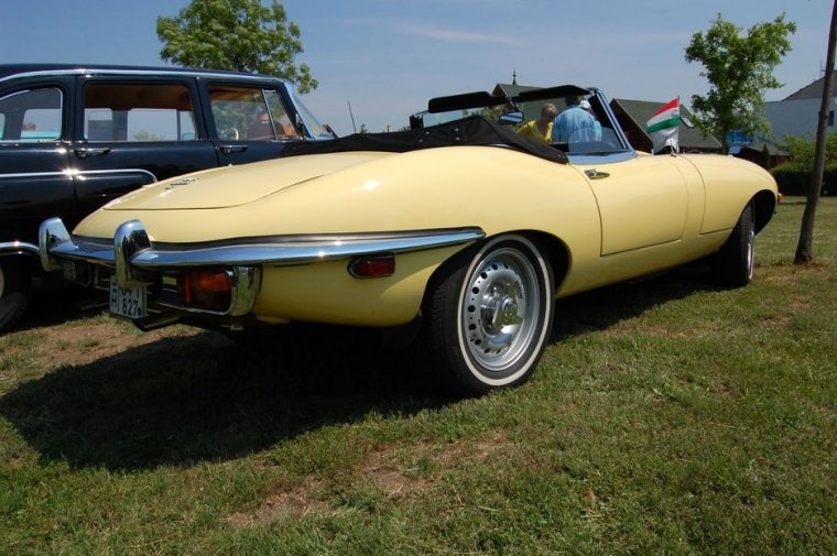 Krémszínű Jaguar E-Type Cabriolet
